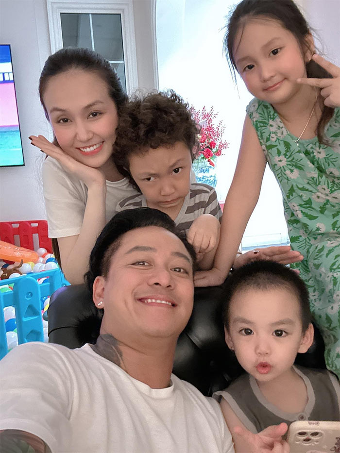 Tuấn Hưng và Hương Baby kết hôn năm 2014. Hiện hai người đã có với nhau 3 con, bé trai Su Hào sinh năm 2014, bé gái Son sinh năm 2017 và bé trai út Sâm sinh năm 2019.