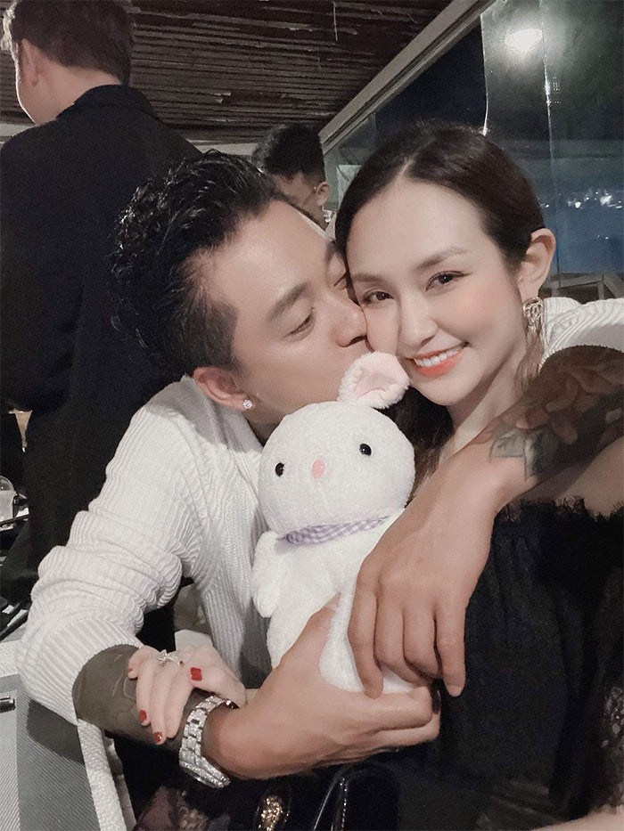 Trên trang cá nhân, giọng ca "Tìm lại bầu trời" thường công khai bày tỏ tình yêu với vợ. "Yêu thỏ cuồng thỏ, ẵm em thỏ đi khắp nhân gian! Điểm tựa vững chắc của đời anh", Tuấn Hưng "nịnh" vợ.