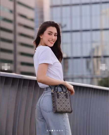 Nàng hậu luôn biết cách tôn lên lợi thế vóc dáng với vòng một nảy nở cùng vòng ba "trái đào" quyến rũ.