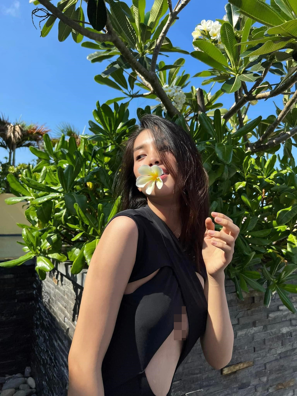 Tiểu Vy ngày càng táo bạo trong phong cách thời trang khi theo đuổi hình tượng gợi cảm.