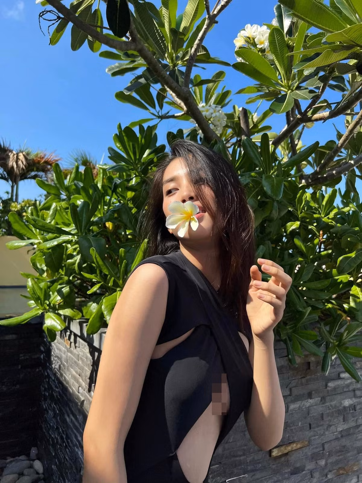 Tiểu Vy ngày càng táo bạo trong phong cách thời trang khi theo đuổi hình tượng gợi cảm.