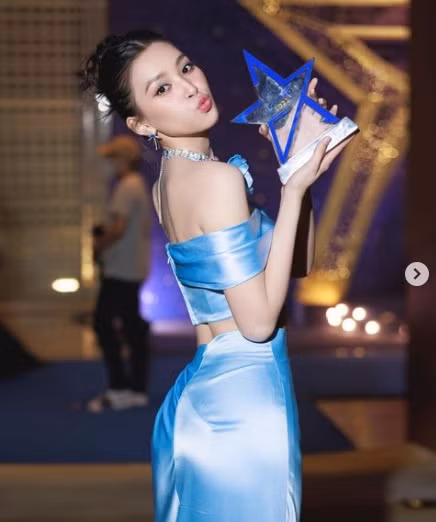 Sau 5 năm đăng quang, Tiểu Vy ngày càng trưởng thành về diện mạo, phong cách cũng như sự tự tin.