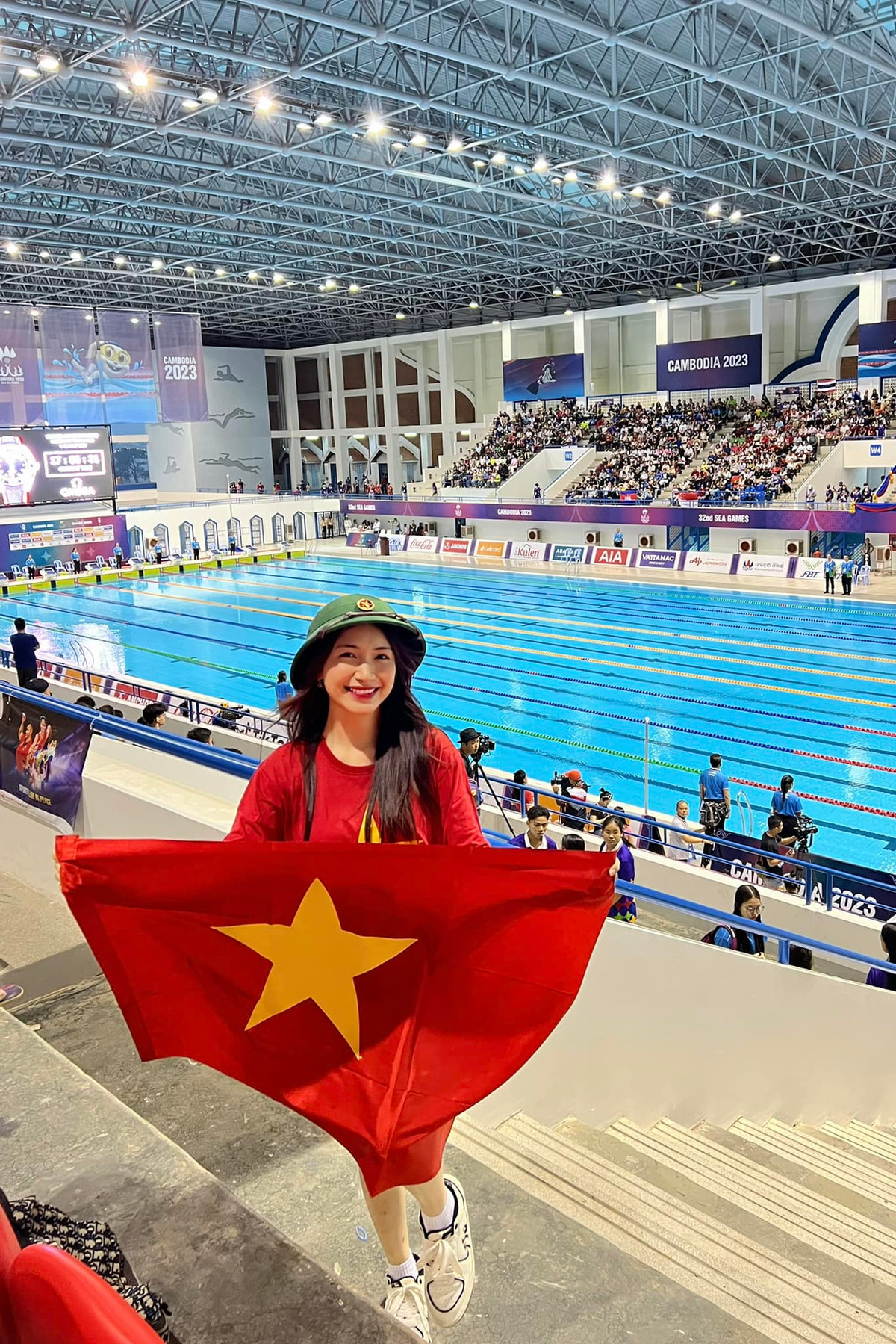 Hòa Minzy là một "fan cứng" của các bộ môn thể thao, thường xuyên góp mặt ở các kỳ SEA Games với vai trò khán giả. Cô xuất hiện trên khán đài SEA Games 32 để cổ vũ bóng đá, điền kinh, bóng rổ, bơi lội, Pencak Silat... Trở về nước, giọng ca "Thị Mầu" viết: "Tạm biệt SEA Games 32. Hoà phải về đi làm rồi. Cảm ơn các vận động viên đã cố gắng rất nhiều cho màu cờ sắc áo, hẹn 2 năm sau nha!".