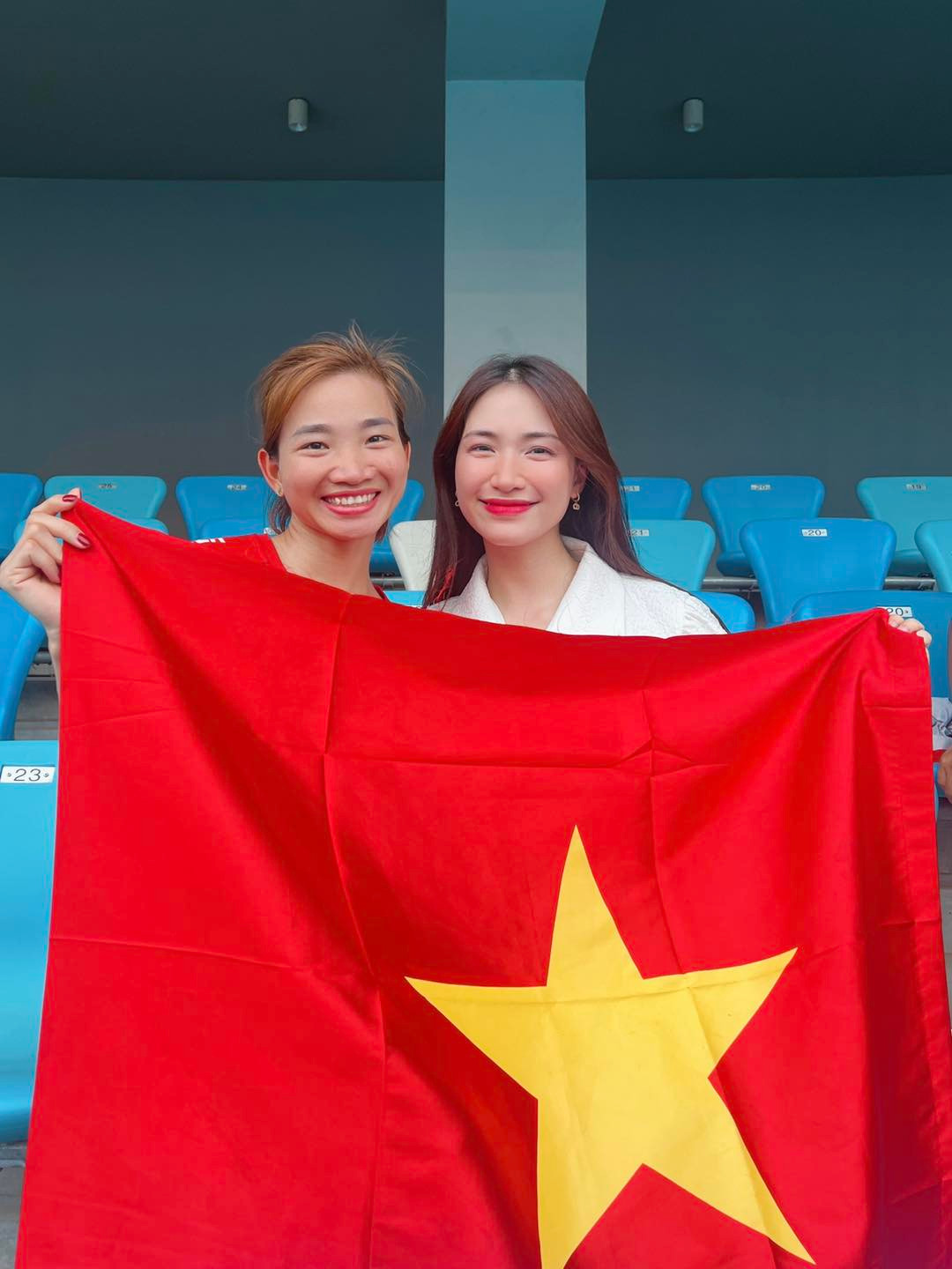 Hòa Minzy tự hào viết: "Nay tôi đã được chụp cùng cô gái cùng tuổi, cùng quê hương Hà Bắc nhưng đã là 1 'huyền thoại' của điền kinh Việt Nam".