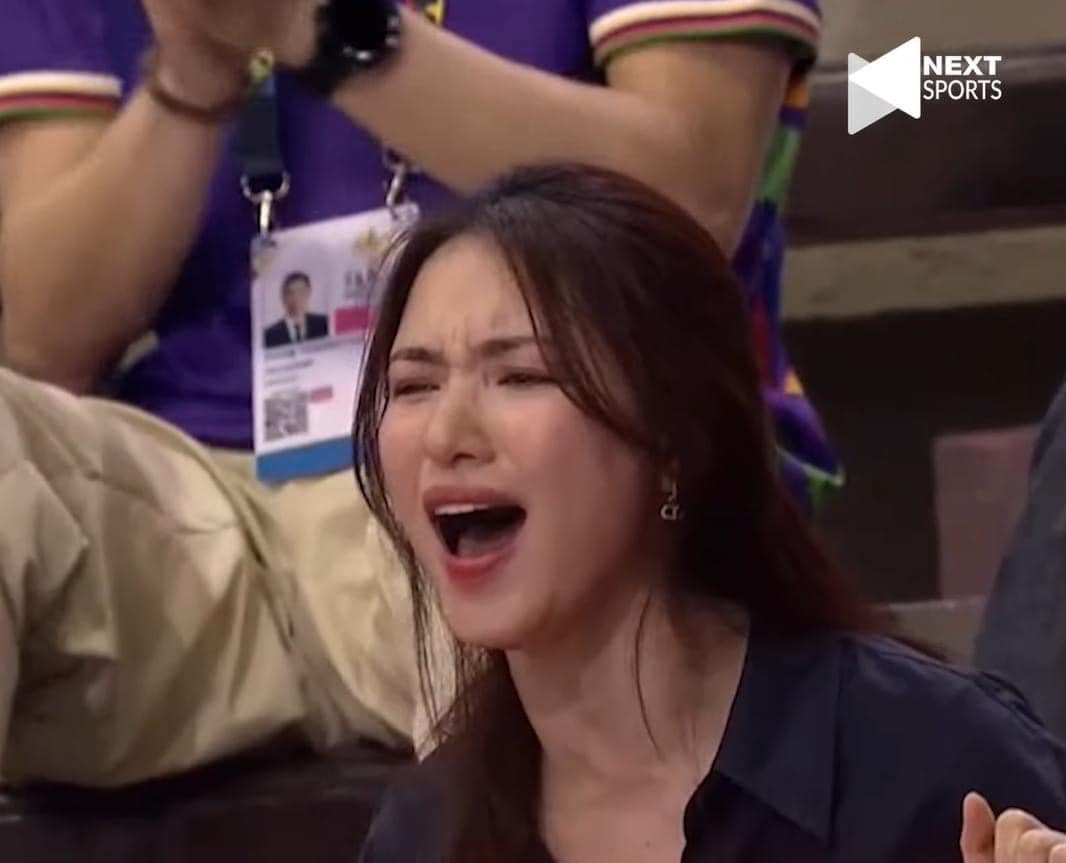 Khoảnh khắc cổ vũ máu lửa của Hòa Minzy trong trận đấu giữa đội tuyển bóng chuyền nữ Việt Nam và Singapore. Ảnh: Next Sports