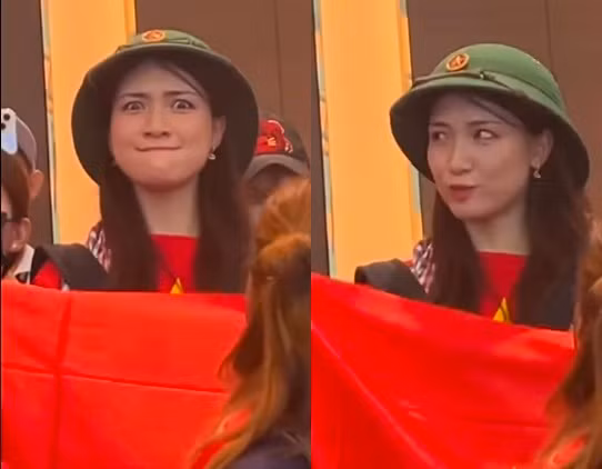 Trên khán đài ở nội dung Pencak Silat, nữ ca sĩ Việt Nam gây ấn tượng với vẻ ngoài xinh đẹp, đầu đội mũ cối, mặc áo cờ đỏ sao vàng và cất giọng hát cổ vũ máu lửa cho đội tuyển Việt Nam. Ảnh cắt clip/ Moli Sports.