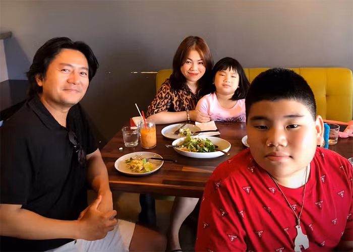 Năm 2017, khi đã có hai con chung, một trai, một gái, Trương Minh Cường và vợ ly hôn. Biến cố hôn nhân khiến nam diễn viên "Gió nghịch mùa" bị trầm cảm một thời gian, phải uống thuốc điều trị trầm cảm suốt vài năm.