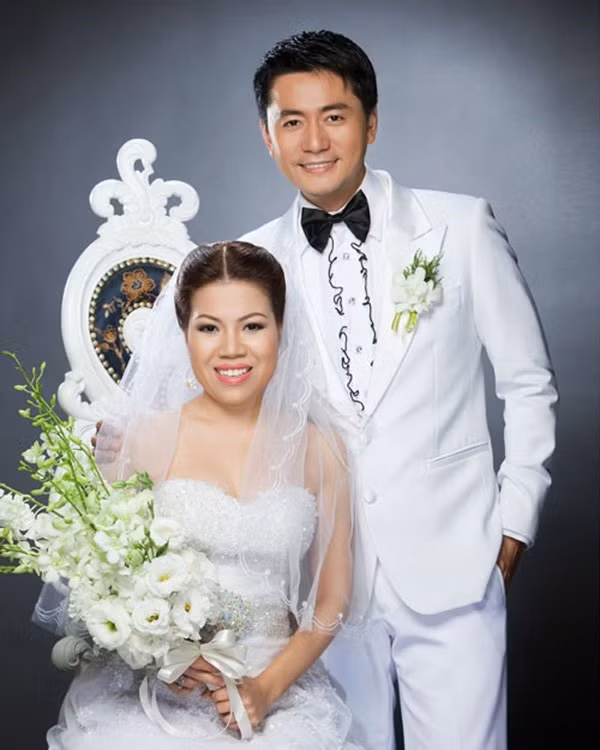 Khi sự nghiệp giải trí đang phát triển, Trương Minh Cường quyết định kết hôn với Thu Huyền - một nữ doanh nhân giàu có, là giám đốc nhân sự của một công ty lớn vào năm 2009.