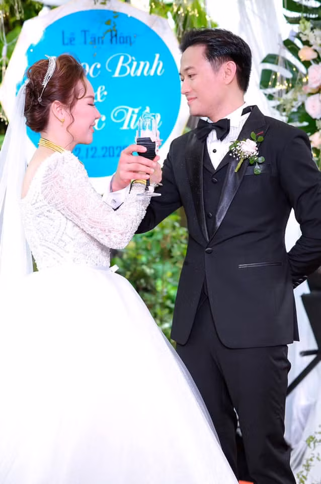 Sao nam Vbiz lấy vợ đại gia: Người hạnh phúc, kẻ ê chề Sao nam Vbiz lay vo dai gia: Nguoi hanh phuc, ke e che