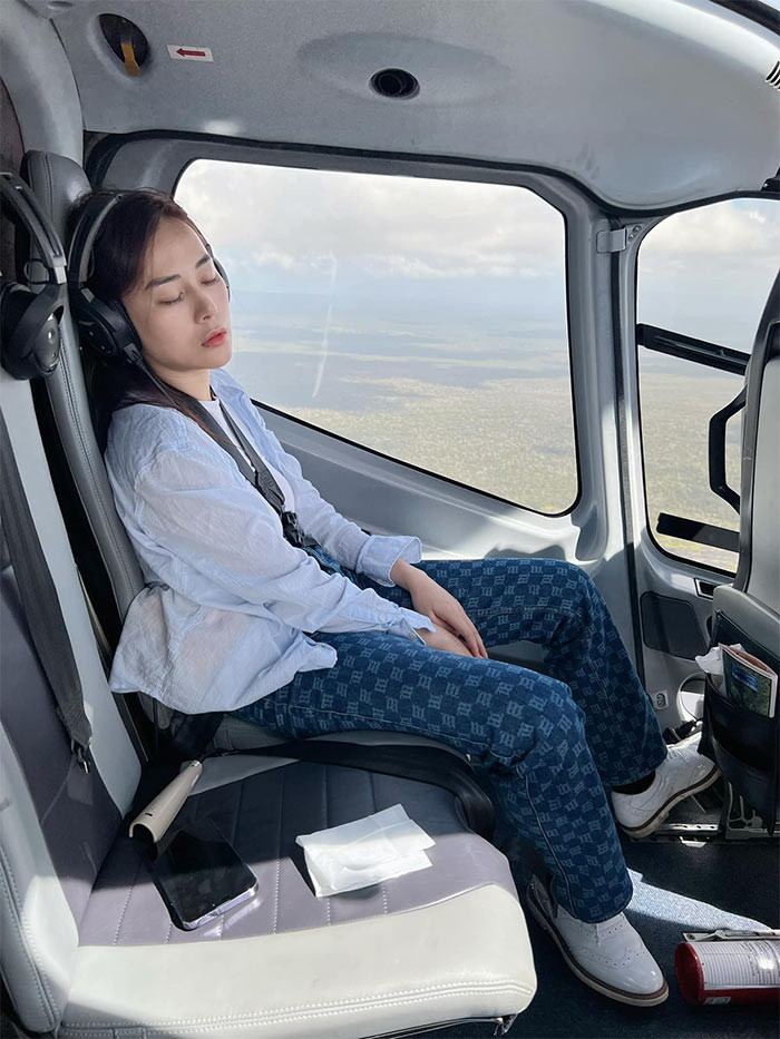 "Nghe lời ổng trải nghiệm bay trực thăng ngắm miệng núi lửa và cái kết của thanh niên bị “rối loạn triều đình” là... Khi đi trai tráng, trên đường bủng beo", Phương Oanh viết trên trang cá nhân.