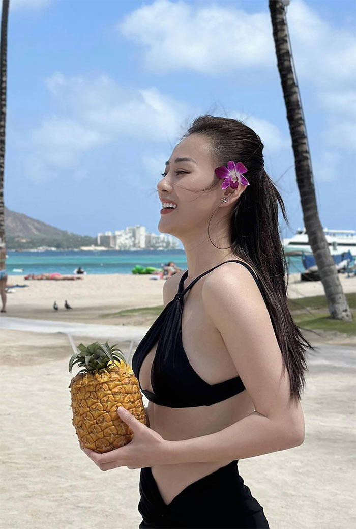 Phương Oanh khoe dáng nóng bỏng trong kỳ nghỉ trăng mật của hai vợ chồng.