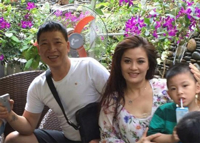 Sau ly hôn với Tùng Dương, Hoa Thúy đi bước nữa với một doanh nhân Việt Kiều hơn cô 18 tuổi. Nữ diễn viên sinh năm 1979 sinh liền 2 con cho chồng Việt kiều. Tuy nhiên cuộc sống vợ chồng "ngâu", vợ con ở Hà Nội còn chồng thì ở Quảng Ninh, mỗi tháng mới gặp nhau một lần, khiến cuộc hôn nhân thứ hai của Hoa Thúy cũng tan vỡ. (Ảnh: Ngoisao.vn)