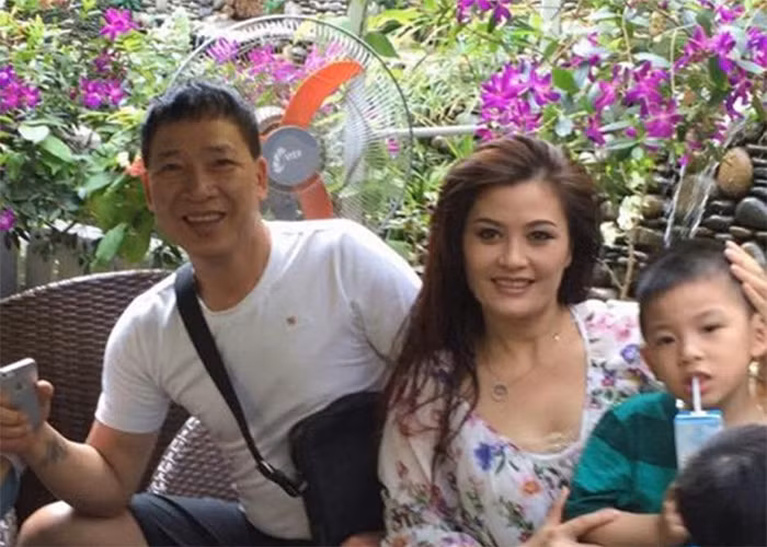 Sau ly hôn với Tùng Dương, Hoa Thúy đi bước nữa với một doanh nhân Việt Kiều hơn cô 18 tuổi. Nữ diễn viên sinh năm 1979 sinh liền 2 con cho chồng Việt kiều. Tuy nhiên cuộc sống vợ chồng "ngâu", vợ con ở Hà Nội còn chồng thì ở Quảng Ninh, mỗi tháng mới gặp nhau một lần, khiến cuộc hôn nhân thứ hai của Hoa Thúy cũng tan vỡ. (Ảnh: Ngoisao.vn)