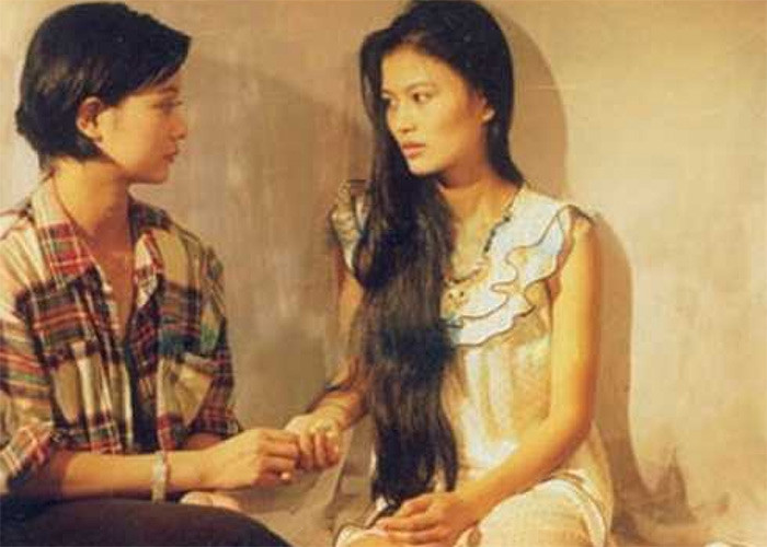 Khán giả lứa 7x, 8x luôn nhớ hình ảnh cô sinh viên Thắm - người bạn thân thiết ở cùng phòng với Hoài Thatcher trong phim " Xin hãy tin em". Tuy nhiên, vai diễn nổi tiếng nhất của Hoa Thuý là vai nữ cảnh sát xinh đẹp Thu Hiền trong phim "Cảnh sát hình sự" (1997). (Ảnh: VOV)