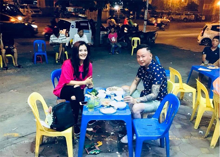 Sau 7 năm chung sống và có 1 con gái chung, Hoa Thúy và Tùng Dương ly hôn. Mặc dù chia tay nhưng Hoa Thúy và Tùng Dương vẫn giữ mối quan hệ bạn bè, thường xuyên hỏi han, quan tâm nhau. (Ảnh: FBNV)