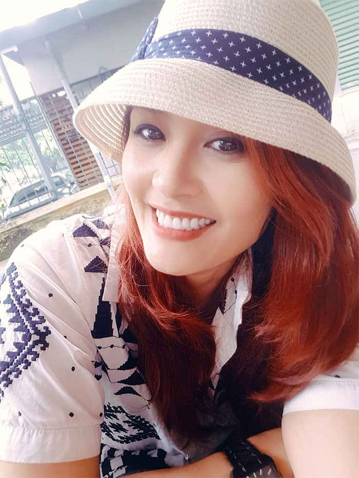 Năm 2019, Hoa Thuý được phong tặng danh hiệu NSƯT vì những đóng góp cho nghệ thuật.