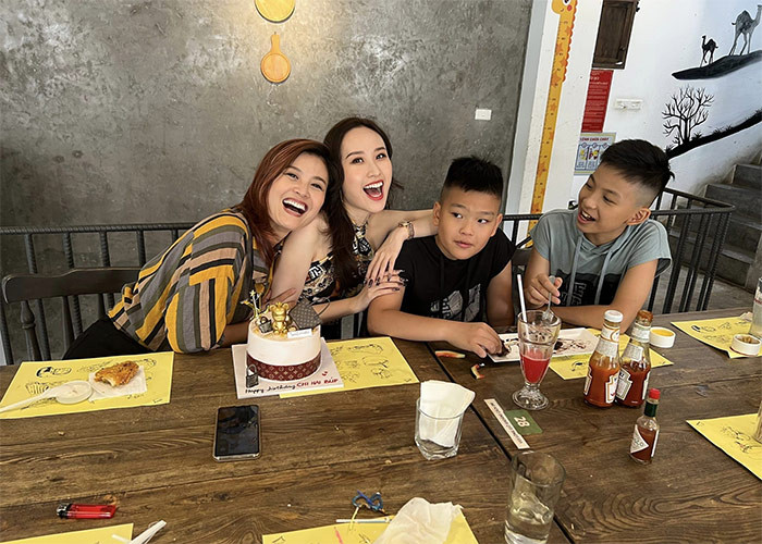 Hiện tại, Hoa Thúy đang sống cùng ba con. Ngoài nghệ thuật, Hoa Thúy còn kinh doanh để đảm bảo cuộc sống cho bốn mẹ con. (Ảnh: FBNV)