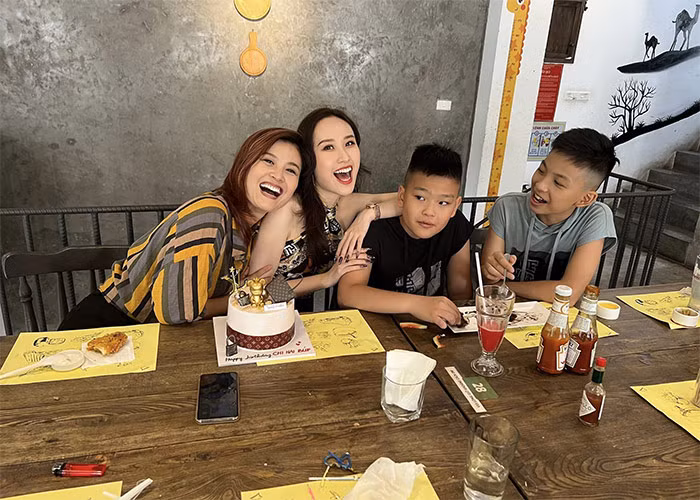 Hiện tại, Hoa Thúy đang sống cùng ba con. Ngoài nghệ thuật, Hoa Thúy còn kinh doanh để đảm bảo cuộc sống cho bốn mẹ con. (Ảnh: FBNV)