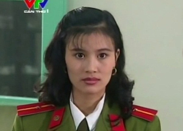 Hoa Thúy bén duyên với nghiệp đóng phim từ năm 15 tuổi. Cô gây ấn tượng với khán giả truyền hình qua nhiều bộ phim như: "Cảnh sát hình sự", "Xin hãy tin em", "Người đàn bà không con", "Hà Nội mùa đông 46", "Duyên nghiệp", "Chuyện của Pao", "Bi, đừng sợ", "Chiều ngang qua phố cũ", "Tình khúc Bạch Dương"... (Ảnh: Dân Việt)