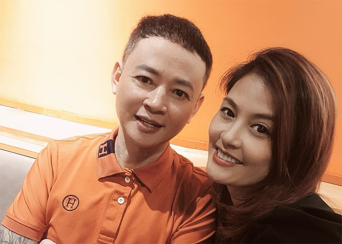 Ngoài đời, Hoa Thúy có cuộc sống hôn nhân trắc trở. Cô kết hôn lần đầu với nam diễn viên Tùng Dương khi mới 18 tuổi sau 10 tháng hẹn hò. Mối tình này của cô cũng bị điều tiếng dư luận vì thời điểm đó Tùng Dương dù đang "trục trặc" với người vợ đầu nhưng vẫn chưa ly hôn. (Ảnh: FBNV)