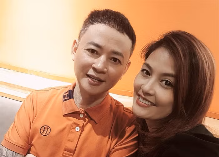 Ngoài đời, Hoa Thúy có cuộc sống hôn nhân trắc trở. Cô kết hôn lần đầu với nam diễn viên Tùng Dương khi mới 18 tuổi sau 10 tháng hẹn hò. Mối tình này của cô cũng bị điều tiếng dư luận vì thời điểm đó Tùng Dương dù đang "trục trặc" với người vợ đầu nhưng vẫn chưa ly hôn. (Ảnh: FBNV)