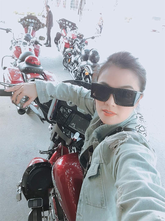 Theo chia sẻ của con gái lớn nhà Hoa Thúy, nữ diễn viên là người năng động trẻ trung và có những sở thích rất cá tính như học võ, đi xe phân khối lớn. (Ảnh: FBNV)