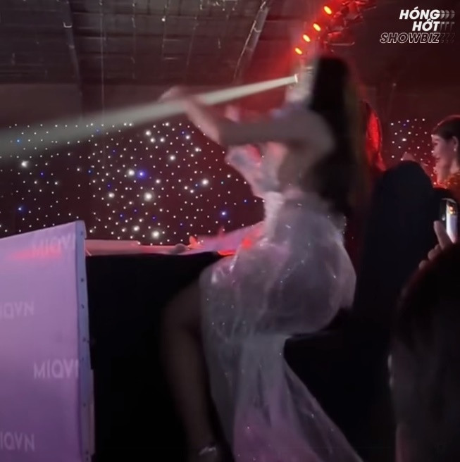 Á hậu 4 Miss Grand Việt Nam 2022 té ghế bật ngửa khi đang đứng dậy để cổ vũ cho học trò. Ảnh cắt clip video Dương Bảo Thủy - Tuyen Pham.