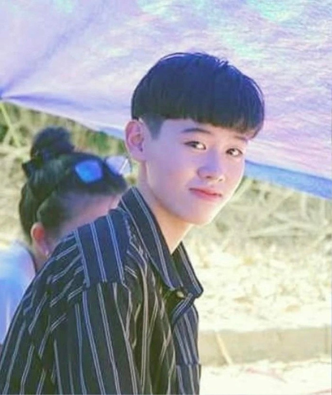 Ảnh thời chưa chuyển giới của Dịu Thảo. Theo Dân Việt, cô luôn nghĩ mình là con gái kể từ năm 12 tuổi nhưng giấu giếm giới tính thật vì sợ bị kỳ thị. Năm 18 tuổi, Dịu Thảo bắt đầu tìm hiểu và uống hormone để cơ thể trở nên nữ tính hơn.