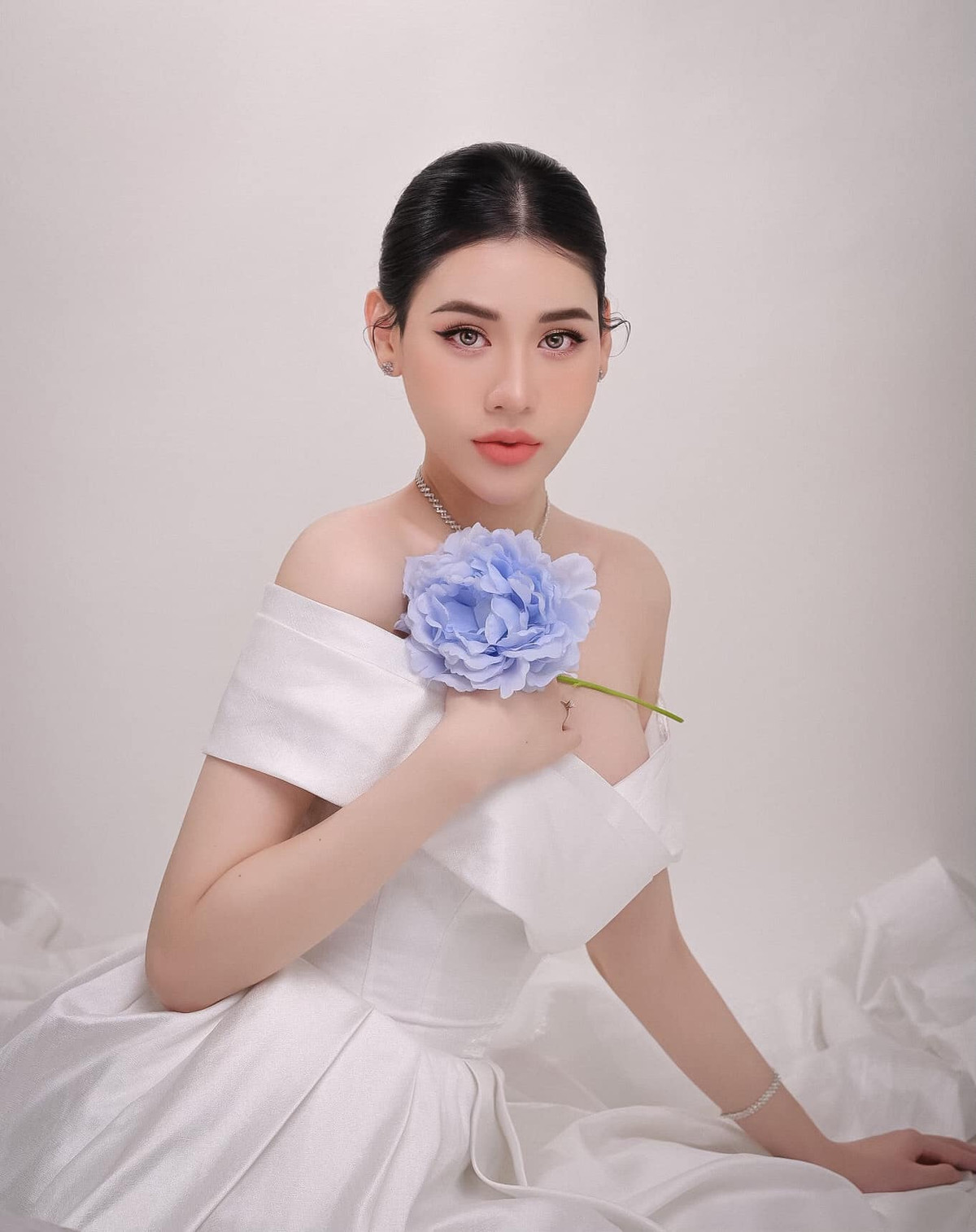 Tân Hoa hậu Nguyễn Hà Dịu Thảo sinh năm 2000, đến từ Hải Dương và đang theo học ngành du lịch tại một trường cao đẳng.