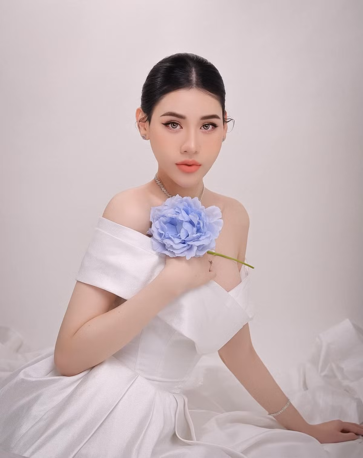 Tân Hoa hậu Nguyễn Hà Dịu Thảo sinh năm 2000, đến từ Hải Dương và đang theo học ngành du lịch tại một trường cao đẳng.