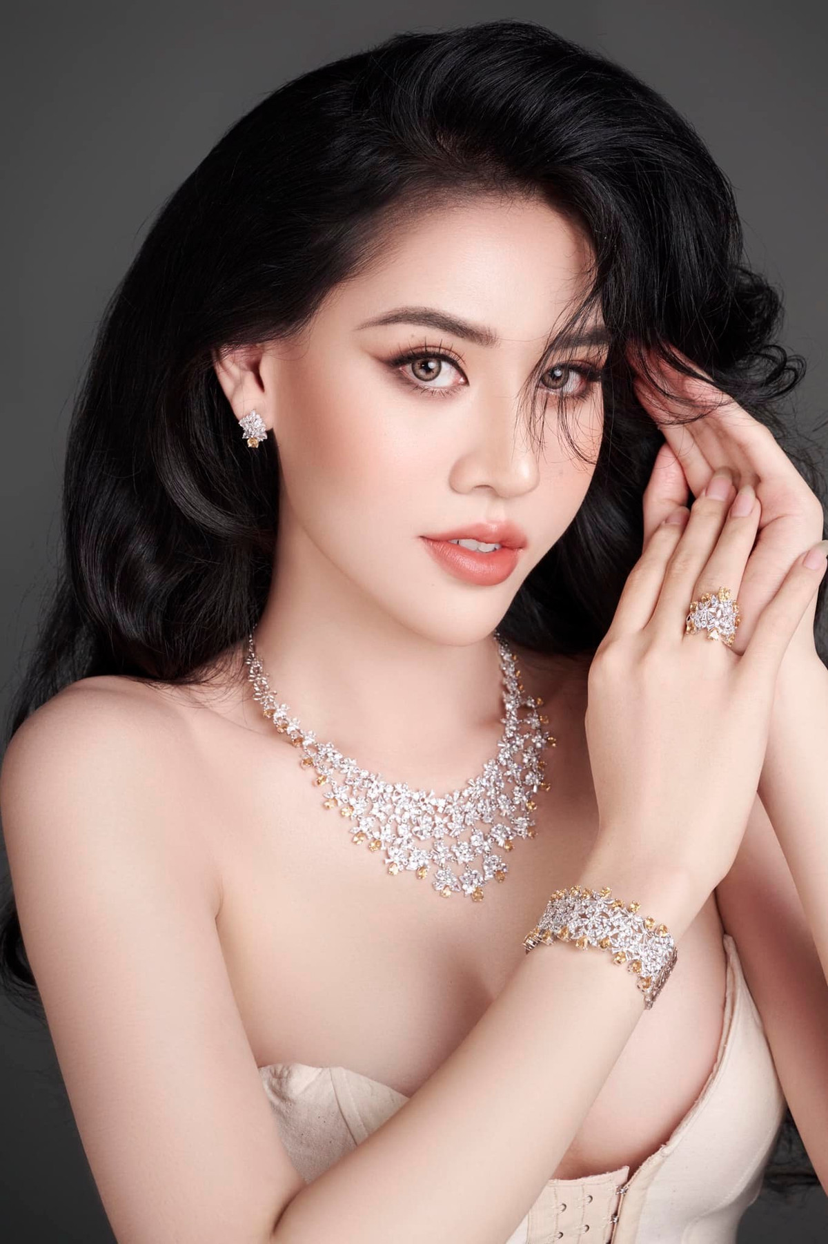 Người đẹp chuyển giới sở hữu chiều cao cùng số đo ba vòng 94 - 65 - 96 cm.