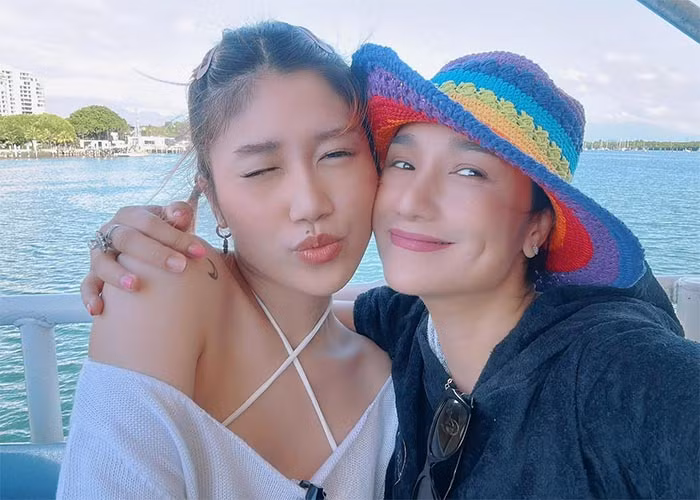 "Cuộc đời tôi có thể sai, thất bại nhiều thứ nhưng tôi hãnh diện vì sinh ra Nauy. Tôi và con bé giống hai người bạn thân. Nauy là chỗ dựa tinh thần của tôi. Con quyết đoán, mạnh mẽ, dứt khoát khiến tôi có thêm động lực vượt qua khó khăn", nữ MC 46 tuổi chia sẻ.