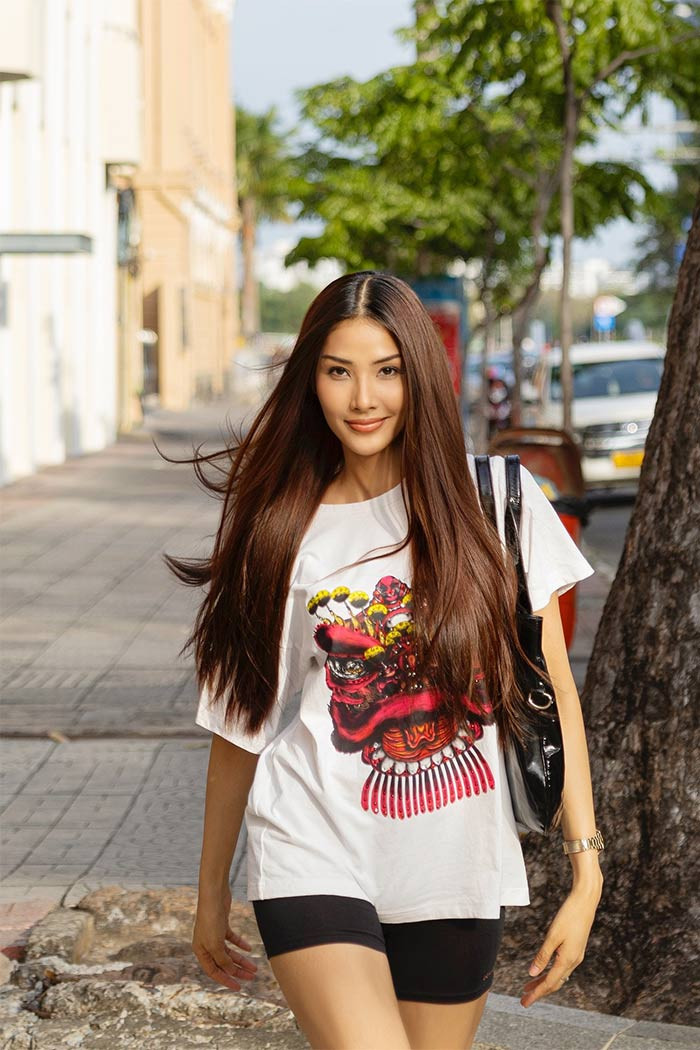 Không chỉ vóc dáng mà thần thái hiện tại của Hoàng Thùy cũng nhận được nhiều lời ngợi khen. (Ảnh: FBNV)