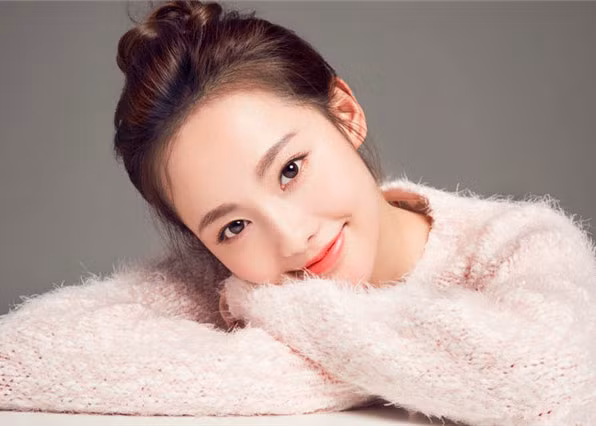 Trước thông tin chồng ngoại tình, Trương Gia Nghê chia sẻ trên trang cá nhân: "Yêu được. Buông tay được". Trương Gia Nghê đã dọn khỏi nhà chồng, ra đi tay trắng và đang đàm phán với nhà chồng về quyền nuôi con. (Ảnh: Sohu)