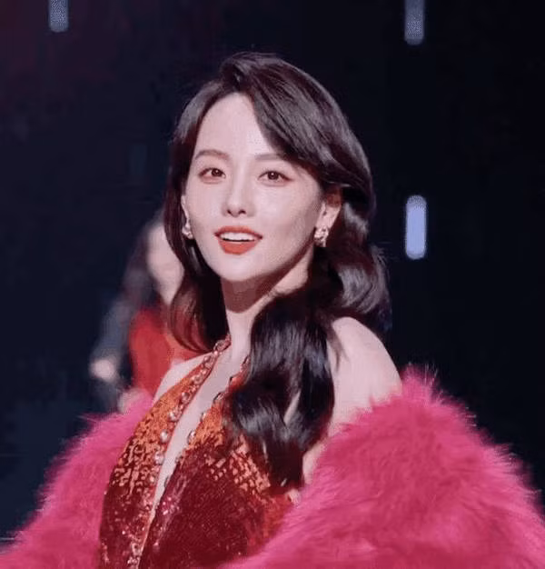 Ngôi sao được nhắc nhiều trong " Tỷ tỷ đạp gió rẽ sóng 2023" là nữ diễn viên Trương Gia Nghê. (Ảnh: Sina)