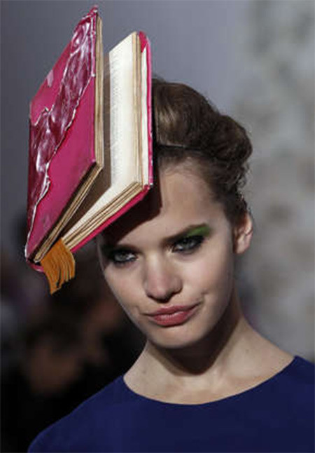 Một chiếc mũ làm duyên trên đầu nhưng cũng có thể gỡ xuống đọc giải sầu. (Ảnh: Reuters)