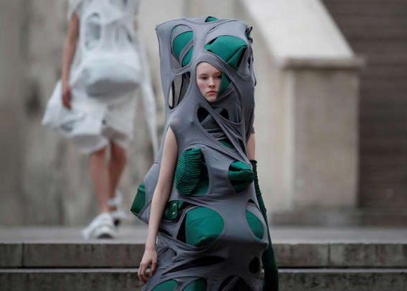 Một trong những thiết kế ứng dụng của Rick Owens trong bộ sưu tập Xuân/Hè 2018 khiến người xem khó hiểu. (Ảnh: Reuters)