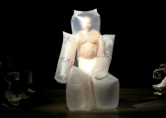 Những chiếc túi nilon to, căng phồng, biến thành trang phục do một nhà mẫu thiết kế và trình diễn trên sàn catwalk. (Ảnh: BrunoPress)