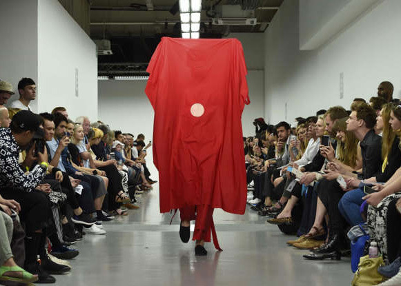 Một mẫu trang phục đơn giản trong thiết kế nhưng lại khó hiểu trong ý tưởng. (Ảnh: BrunoPress)