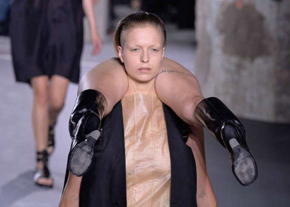 Rick Owens nổi tiếng là nhà thiết kế thời trang thích thử nghiệm cái mới và anh ấy đã giới thiệu kiểu dáng độc đáo này tại Tuần lễ Thời trang Paris vào năm 2015. (Ảnh: Getty Images)