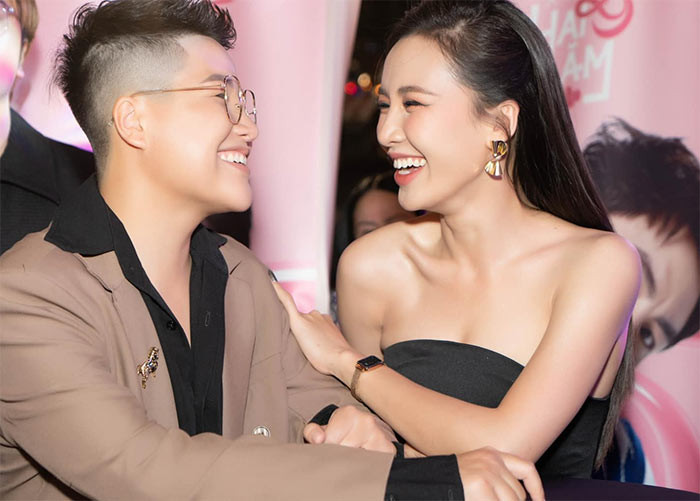 Cả hai luôn thể hiện tình cảm mặn nồng mỗi khi sánh bước bên nhau.