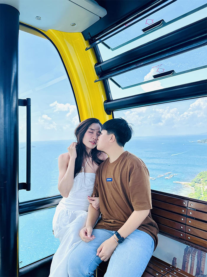 Cặp đôi gặp nhau lần đầu vào năm 2018 khi Tú Tri đến casting một bộ phim của đạo diễn Yunbin.