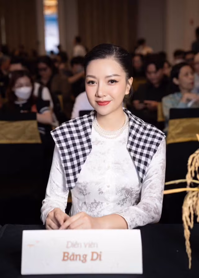 Mới đây, Băng Di nhận được nhiều sự quan tâm khi đảm nhận vai Tư Mắm trong phim điện ảnh "Đất rừng phương Nam" (đạo diễn Nguyễn Quang Dũng). Nhiều khán giả nhận xét Băng Di vào vai Tư Mắm rất ngọt, lột tả rõ nét tính cách mưu mô, nham hiểm của nhân vật.