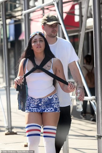 Hiện Leon đang sống cùng bạn trai Jonathan Puglia tại Bushwick, Brooklyn. (Ảnh: Splashnews)