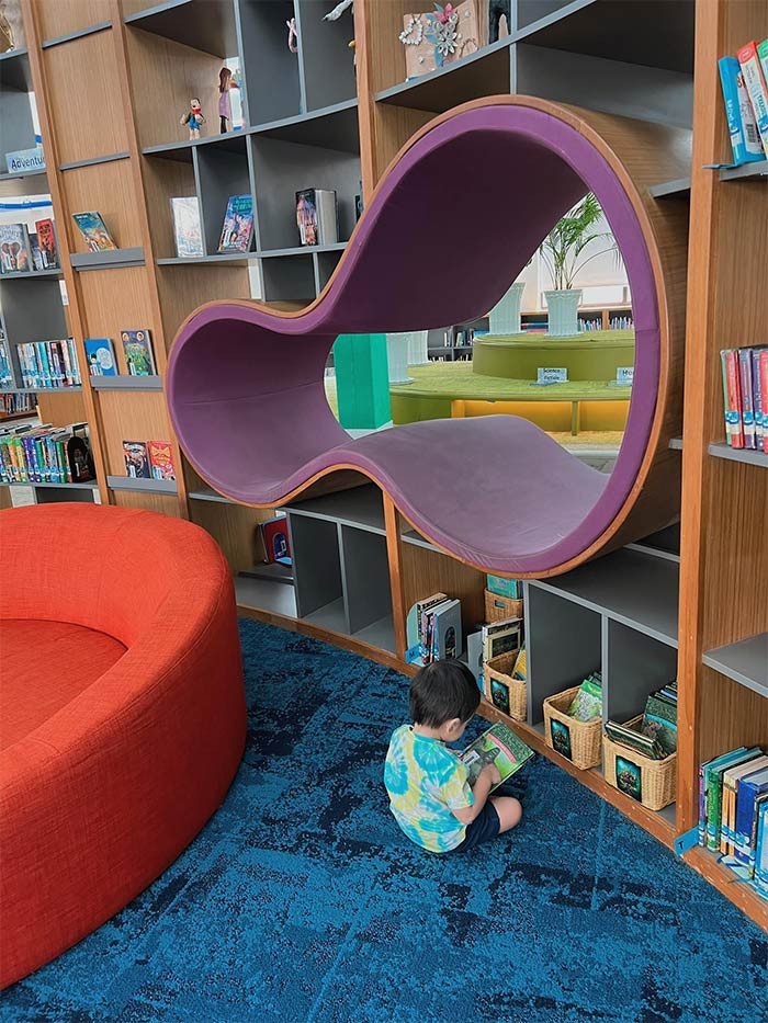 Hàng ngày, ngoài nấu ăn, chăm con, khi hai con lớn đi học, Tăng Thanh Hà lại đưa bé út đi thư viện chơi. "Ngày nào mẹ cũng dẫn mình đi thư viện, bây giờ thành sân chơi quen thuộc của mình luôn rồi", Tăng Thanh Hà viết trên trang cá nhân.