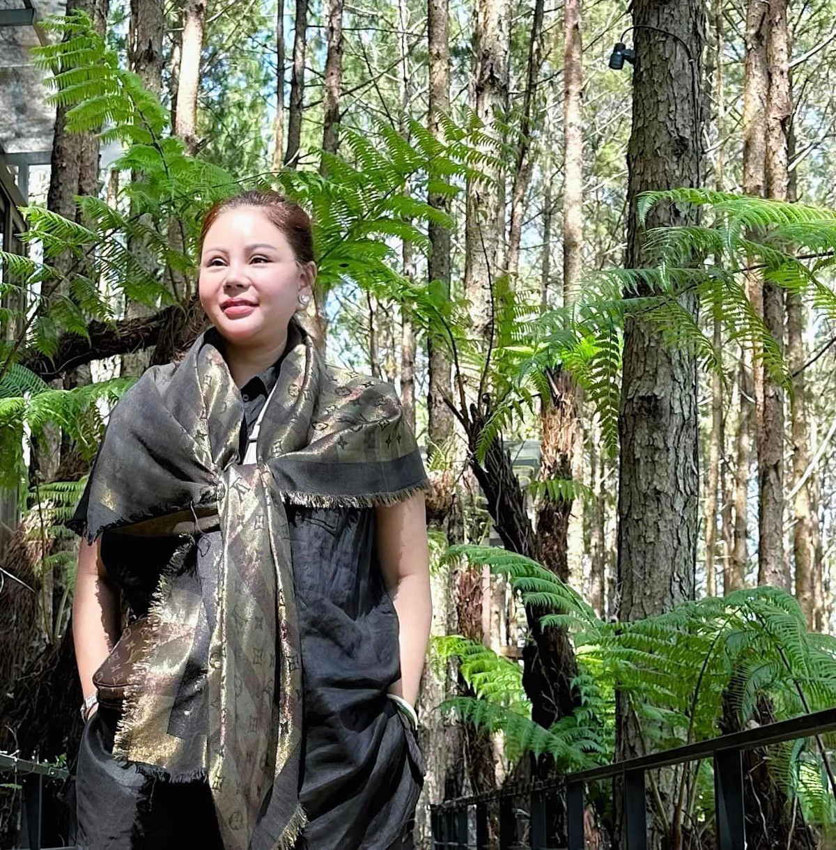 Hiện tại, ngoài chăm sóc cho sắc đẹp, mẹ của MC Lê Lộc chăm chỉ chạy show, kiếm tiền khủng để tận hưởng cuộc sống, vi vu khắp nơi.