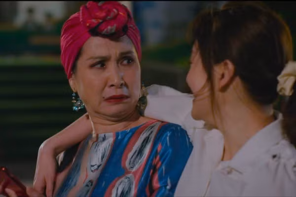 Trước "Gia đình mình vui bất thình lình", NSND Lan Hương gây sốt với vai bà Hiền, mẹ chồng của Vân Khánh (Lan Phương) trong phim "Thương ngày nắng về" lên sóng cuối năm 2021.