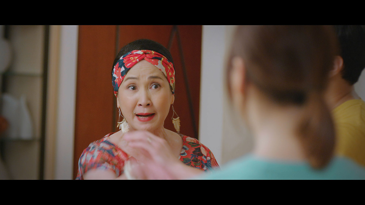 Vai bà mẹ chồng đồng bóng, ham vui chơi, thích soi mói, hành hạ con dâu, miệt thị thông gia trong phim của NSND Lan Hương bị phản ứng dữ dội, khiến chị phải đùa vui ngoài đời rằng: "Biết thế không nhận vai".