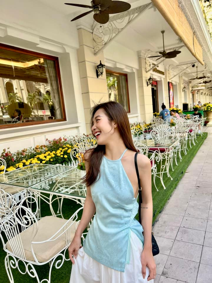 Dù sở hữu gương mặt thanh tú xứng danh hot girl đình đám một thời, thế nhưng Khả Ngân không ít lần bị "soi" nhược điểm vòng một khiêm tốn.