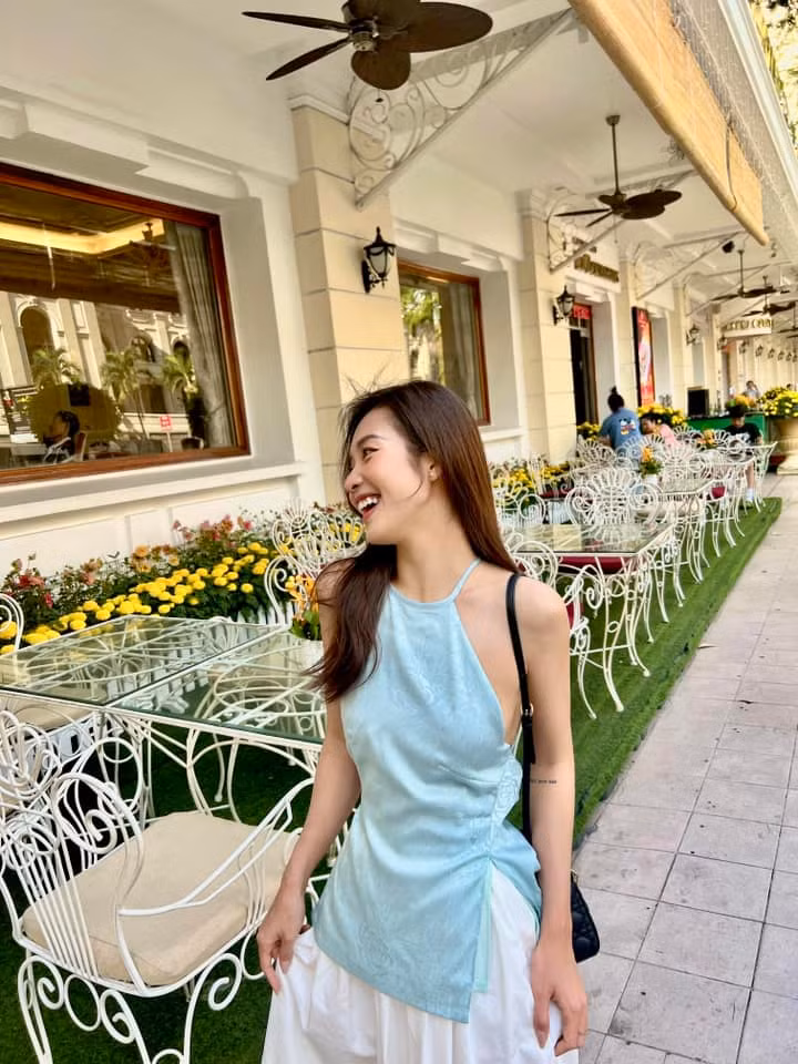 Dù sở hữu gương mặt thanh tú xứng danh hot girl đình đám một thời, thế nhưng Khả Ngân không ít lần bị "soi" nhược điểm vòng một khiêm tốn.